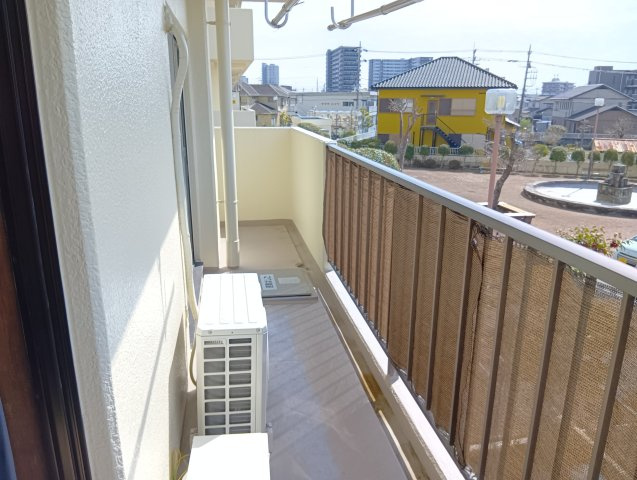 エンゼルハイム富士参番館　富士市水戸島のバルコニー|南向きのバルコニーがあるので陽当たりが良好です。お洗濯がよく乾きそうですね。