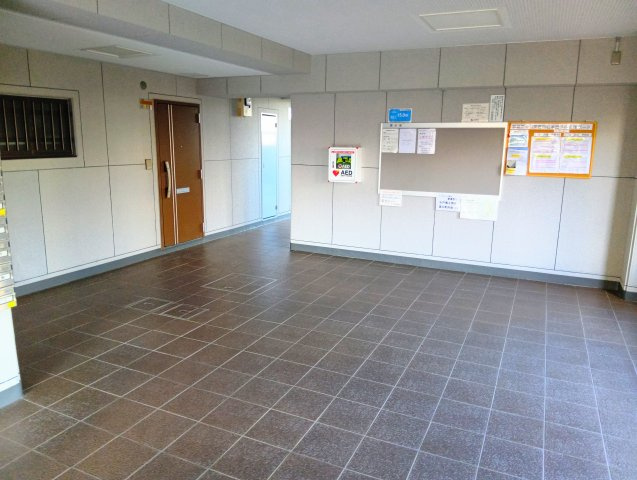 エンゼルハイム富士参番館　富士市水戸島のその他共用部分|明るく広々とした開放的なエントランスです。