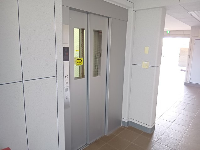 エンゼルハイム富士参番館　富士市水戸島のその他共用部分|エレベーター付マンションです。たくさんお買い物しても楽々お部屋まで行けますね。