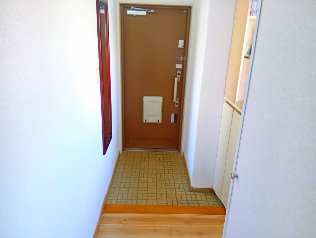 エンゼルハイム富士参番館　富士市水戸島の玄関|角部屋なので窓が多くあります。明るい玄関になっています。