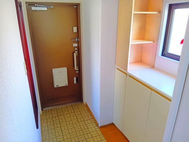 エンゼルハイム富士参番館　富士市水戸島の玄関|備え付けのシューズボックスがあるので収納がたっぷりあります。靴をしまって玄関をすっきりと使えます。