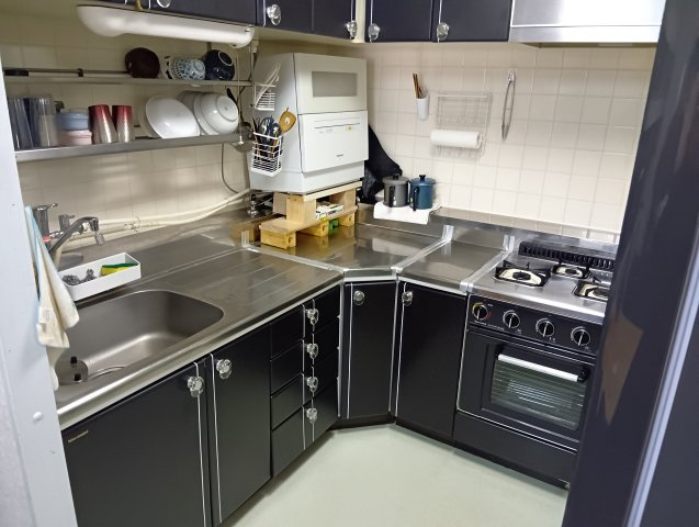 エンゼルハイム富士参番館　富士市水戸島のキッチン|コの字型キッチンなので収納が多く、調理スペースも広くなっています。
