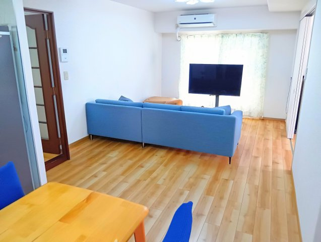 エンゼルハイム富士参番館　富士市水戸島の居間・リビング|リビングダイニングが一続きで家族の会話も弾みますね。大きい窓があるので明るい空間でのびのびと生活できます。
