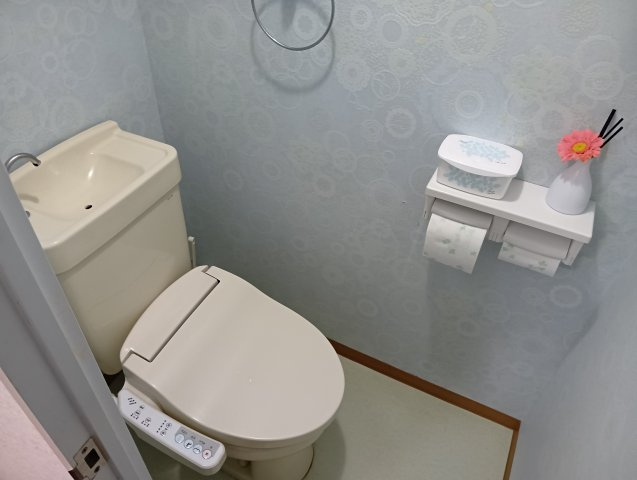 エンゼルハイム富士参番館　富士市水戸島のトイレ|トイレットペーパーホルダーの上に芳香剤などが置けて便利です。壁紙が白なので空間が広く感じます。
