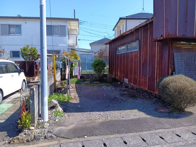 売土地　富士市今泉の外観|現在建物がありますが、解体更地渡しとなります。