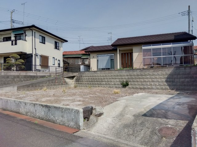 売土地　富士市富士岡の前面道路含む現地写真|敷地間口が約13ｍあります。並列駐車場の設置も可能です。