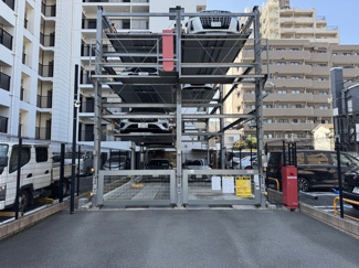 【駐車場】 | マンションの駐車場スペース。空きの有無や駐車料金、サイズ規定などについては、改めてお問い合わせください。～即日のご見学可能～　お問合せはお気軽にどうぞ。