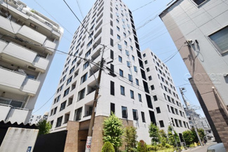 【外観】 | 青空によく映える建物です。手入れの行き届いた外壁やマンション正面エントランスなど、綺麗な姿をぜひ一度、現地にてご覧ください。～即日のご見学可能～　お問合せはお気軽にどうぞ。