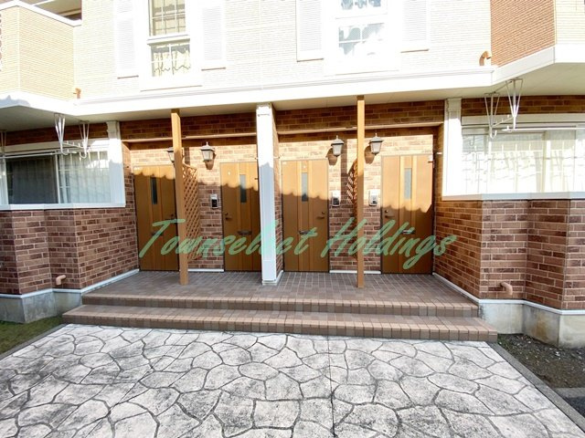 藤沢市善行坂２丁目のアパートのエントランス
