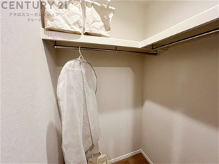 収納力が高く洋服や小物を整理しやすく、更衣室のように使え、部屋がすっきり保てます。収納の配置を自由に調整でき、換気性が良く防湿・防虫対策も可能。快適で機能的な生活空間を実現できます♪