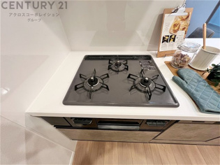 多数の調理器具を同時に使用でき、料理の効率化が可能。省エネで節約になり、様々な料理スタイルに適応できます。また、火力調整が独立しており、手入れや掃除もしやすく、今よりもっとお料理が楽しくなるかも。