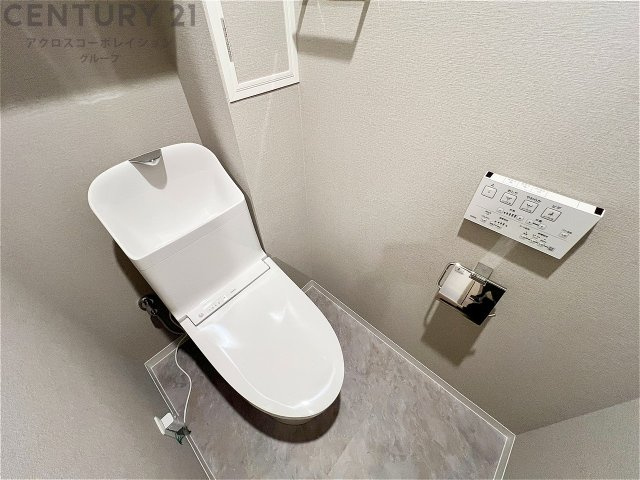 温水洗浄便座付トイレは温水洗浄機能により、暖かい水でおしりを洗浄することができ、冷たい水を使う従来の便座に比べ、温水洗浄機能で暖かいトイレを提供し、快適な使用を可能にします。