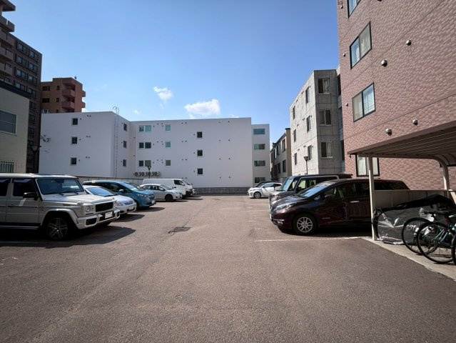 リブウェル南6条の駐車場