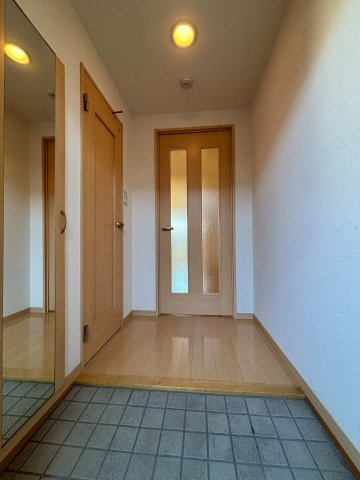 【玄関】 | Amitie | 退去前のため別部屋の写真です。現況を優先します。