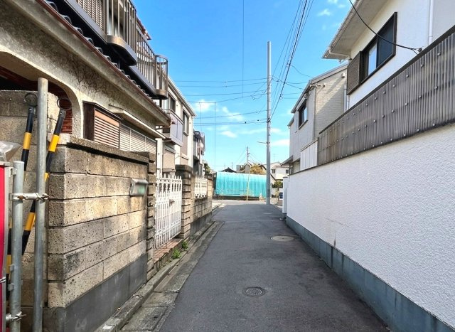 【前面道路含む現地写真】 | 練馬区田柄2丁目　新築一戸建住宅　全1棟　（成増店） | 【周辺は緑や公園が多い住宅街】スマホより、外遊び。たくさんの公園が、お子様の健やかな成長をすぐそばで見守ります。