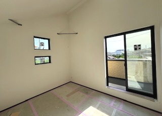 【居間・リビング】 | 練馬区田柄2丁目　新築一戸建住宅　全1棟　（成増店） | 勾配天井を採用した開放的なリビング！光溢れる、ワンランク上の住空間。
