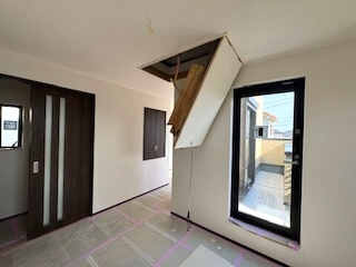 【居間・リビング】 | 練馬区田柄2丁目　新築一戸建住宅　全1棟　（成増店） | 家事動線のスムーズな2階水回り集中型間取り！ワンフロア完結型でお洗濯も楽々。