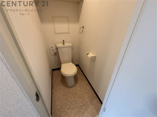 シンプルで掃除のしやすいトイレです♪