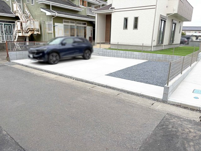 石岡市東光台5丁目　新築戸建て　A号棟の駐車場|カースペースは3台完備。ゲスト用のスペースも確保できますね♪