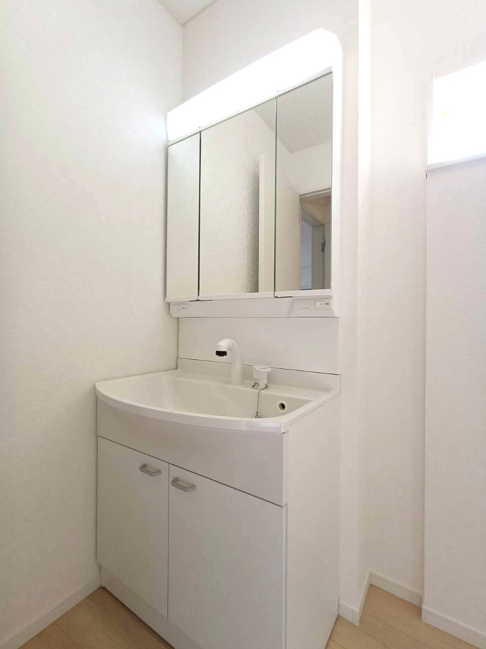八潮市　木曽根　新築戸建　全4棟の洗面所|鏡の後ろに収納スペースがあります、散らかりやすい洗面スペースをすっきりさせる事が出来ます