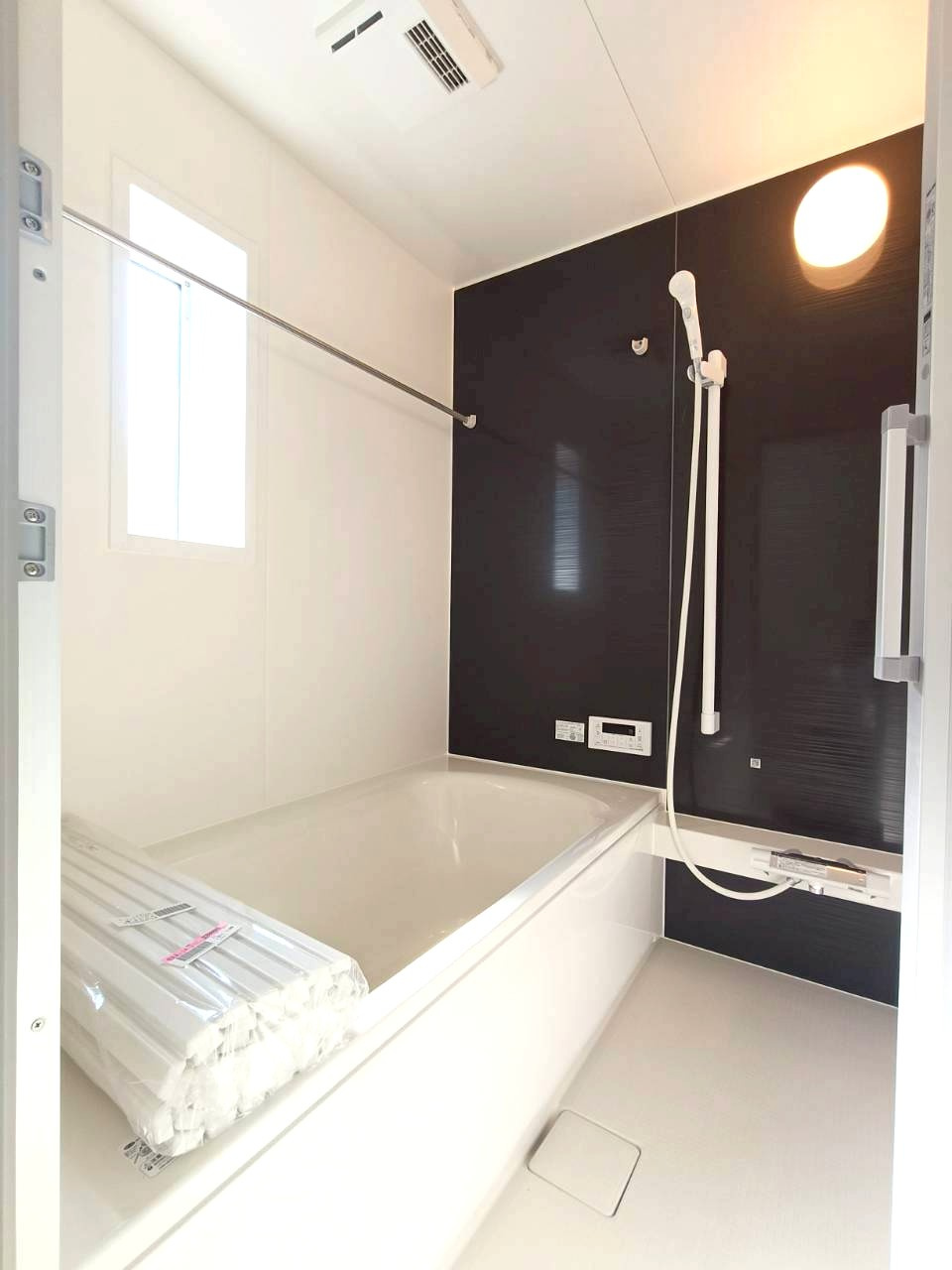 八潮市　木曽根　新築戸建　全4棟の浴室|お家時間が増えたから、お風呂もゆっくり入れるという方…ぜひ広い湯船につかってくつろぎのバスタイムをお過ごしください♪