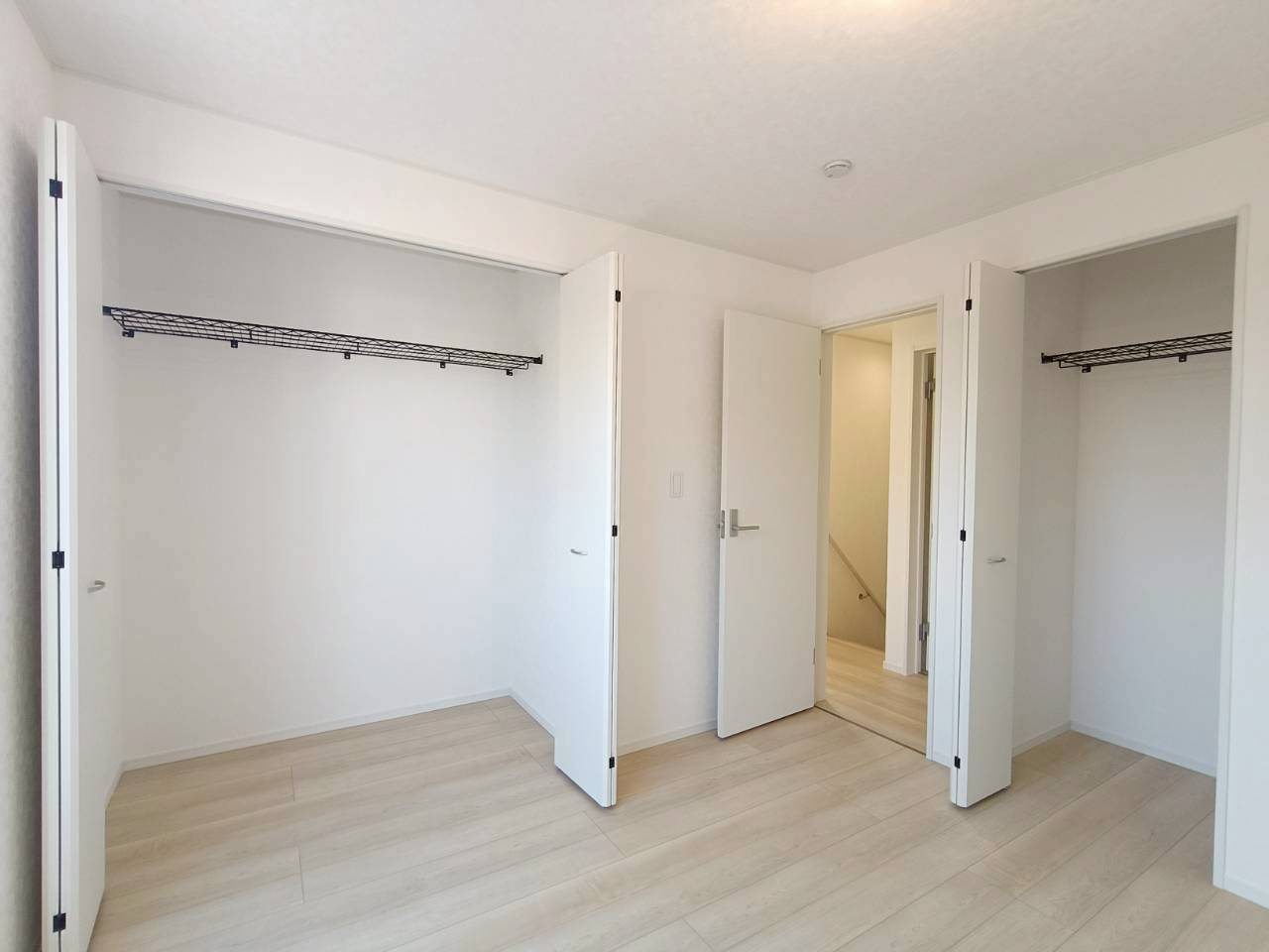 八潮市　木曽根　新築戸建　全4棟の収納|大型クローゼットを完備。お荷物が多い方でも安心のスペースです