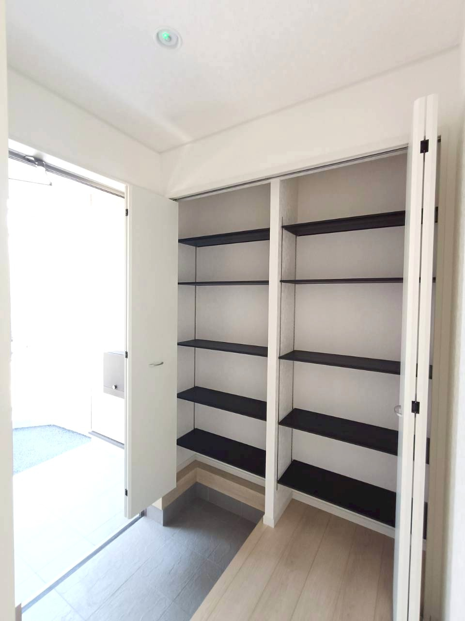 八潮市　木曽根　新築戸建　全4棟の玄関|家族みんなの靴がたっぷり収納できるシューズボックス完備です