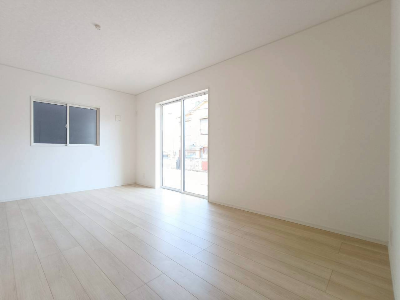 八潮市　木曽根　新築戸建　全4棟の居間・リビング|柔らかな色合いのフローリングと清潔感の溢れるクロスが明るい空間を創り出しているリビングダイニング