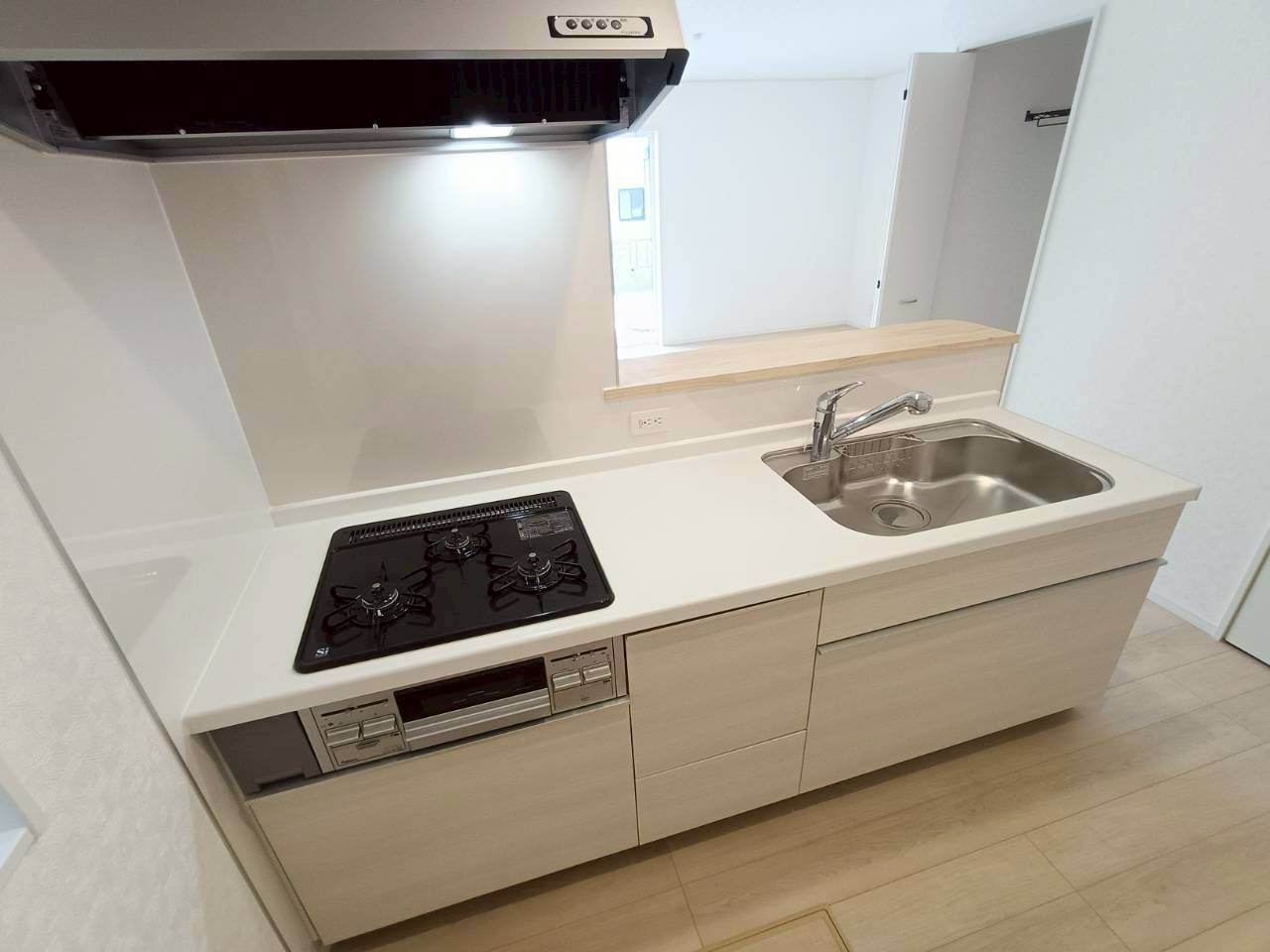 八潮市　木曽根　新築戸建　全4棟のキッチン|全体を見渡せるカウンターキッチン。白を基調とした清潔感のある色味です