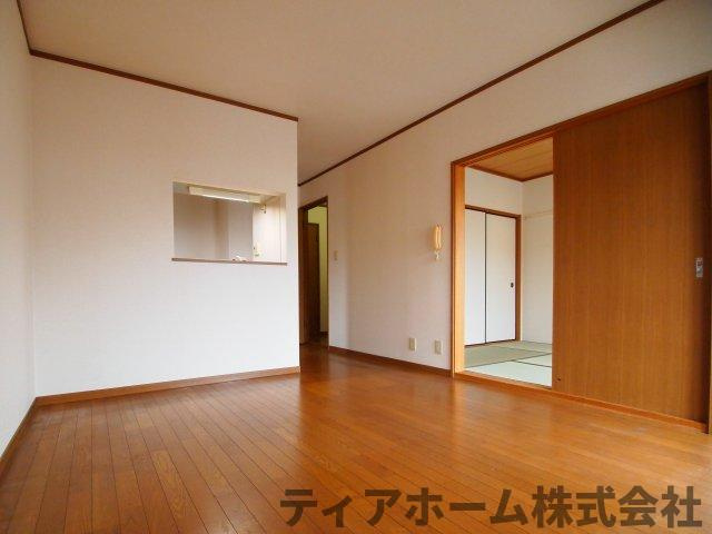 パセオ白鳳B棟の居間・リビング|こちらの居間で趣味の時間をお楽しみください