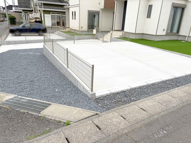 石岡市東光台5丁目　新築戸建て　B号棟の駐車場|カースペースは3台完備。ゲスト用のスペースも確保できますね♪
