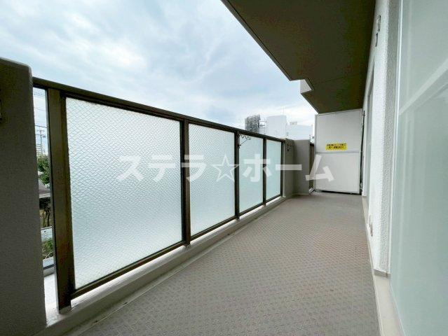 サニーハウス茨木のバルコニー|お洗濯にも便利なバルコニー付き