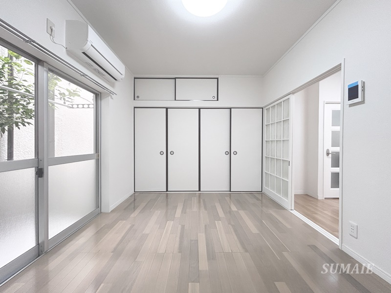 池田戸建ての居間・リビング|2階6帖の洋室です☆