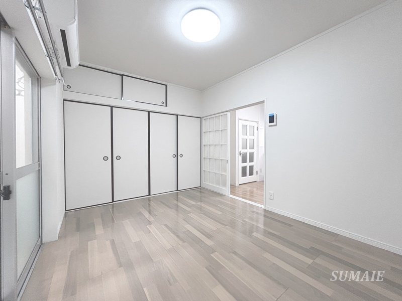 池田戸建ての居間・リビング|2階6帖の洋室です☆