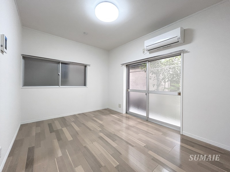 池田戸建ての居間・リビング|2階6帖の洋室です☆