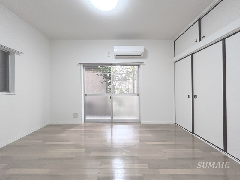 池田戸建ての寝室|1階6帖の洋室です☆