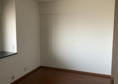 【寝室】 | コスモさがみ野 | 寝室でゆっくりと過ごすためにはベッド周りの適度な空間を担保することや窓の位置、照明の明るさ、寝室の広さなどを考える必要があります。自身や家族の構成とライフスタイルに併せて寝室にする部屋を選びましょう！