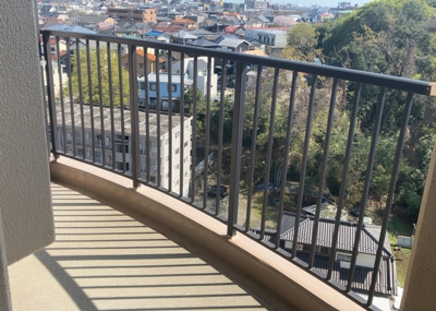 【バルコニー】 | コスモさがみ野 | バルコニーは、室外の専用スペースのうち、「屋根がなく開放された空間」であるものを指します。ベランダより広いタイプのものが多く、日当たりもよいため家庭菜園などを楽しみたい人にとって適した環境となります。