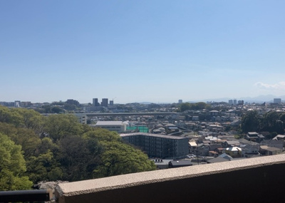 【展望】 | コスモさがみ野 | 眺望の良さを楽しめるダイニングキッチンで家族団らんの時間を過ごしてはいかがでしょうか。バルコニーから見える景色を家族で眺める時間は、時間が経つのを忘れてしまいそうですね。是非、現地を見に行きましょう！