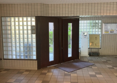 【エントランス】 | コスモさがみ野 | マンションのエントランスには、もともと風よけや防犯の役割がありますが、マンションによって宅配ボックスなどの設備が備わっている所もあります。日々の生活をイメージしながら生活しやすさをチェックしましょう。