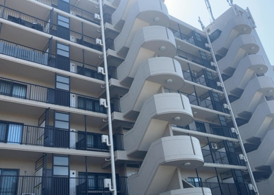 【現況写真】 | コスモさがみ野 | 外観はマンション管理がされているかの目安になります。築年数が古いと、壁面は劣化してひび割れが生じることも！建物が古びていても細かいところが修繕されていると、きちんと管理されているなぁと感じるでしょう。