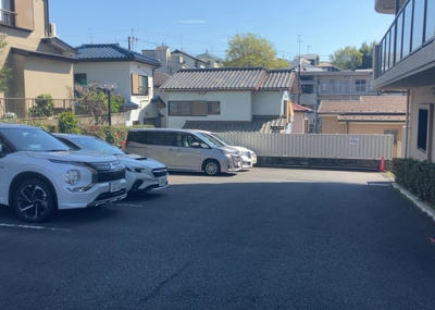 【駐車場】 | コスモさがみ野 | 車一台あたりに必要なスペースは、標準サイズの普通自動車で横幅2m50cm、長さ5mは必要になります。ただし、乗降のことも考慮して横幅3m30cm、長さ5m50cmほどは確保できるところを選びましょう。