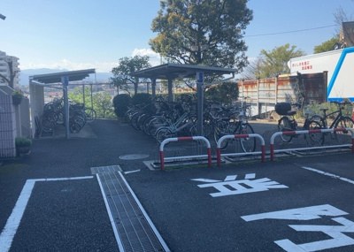 【駐輪場】 | コスモさがみ野 | マンションの駐輪場は、事前に空きがあるか確認を取ると安心です。せっかく入居したのに駐輪スペースがない！なんてことになったら大変ですよね。そこで、内見時や購入前にはまず事前に確認しておくと良いでしょう。
