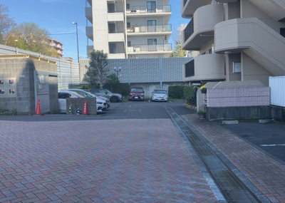 【駐車場】 | コスモさがみ野 | 駐車場と明記されていても、最小スペースでつくられた駐車場だと大型車は駐車できなかったり、出入りしにくくなったりする可能性があります。お車のサイズと購入したい物件の駐車場のサイズを現地で確認しましょう。