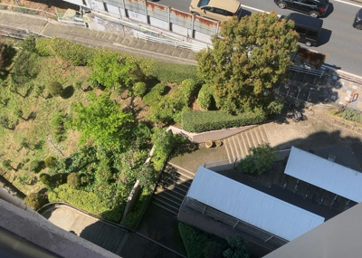 【中庭】 | コスモさがみ野 | 中庭（パティオ）とは、一つの建築物の内部に設けられた、壁などで囲われている庭のことを指します。コの字型、ロの字型が主流ですが、L字型の中庭もあります。最近では、インテリア性の高さからも人気があります。