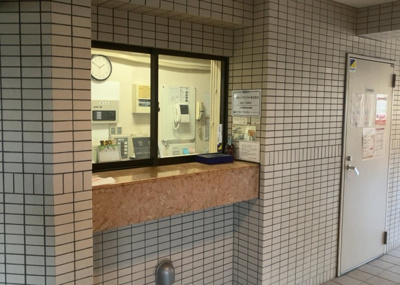 【受付】 | コスモさがみ野 | 受付はマンションコンシェルジュがいる場合もあれば、管理人が滞在する小部屋を総称して呼ぶことがあります。主にエントランスに設置されていることから、防犯面でも期待ができます。防犯設備がない場合はより安心！