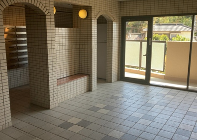 【ロビー】 | コスモさがみ野 | ラウンジは、マンションの共用スペースに椅子やテーブルなどを配置した利用者が寛げる空間です。屋内型ラウンジと屋外型ラウンジがあります。共用部分の管理状況と合わせて、詳細については現地でご確認ください。