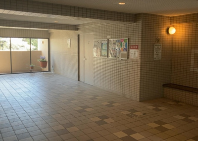 【ロビー】 | コスモさがみ野 | ロビーというと、エントランスと何がちがうの？と思いますよね。実はロビーとエントランスには明確な決まりはありません。物件によっては、エントランスを入って広がるある程度の広さのある空間がロビーとなります。