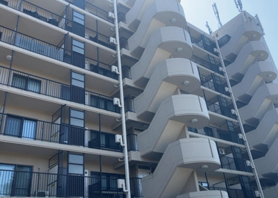 【構造・工法・仕様】 | コスモさがみ野 | ＲＣ造、Reinforced Concreteは直訳すると補強されたコンクリートです。主に柱や梁・床・壁が鉄筋とコンクリートで構成おり、鉄筋を組んだ型枠にコンクリートを流し込んで固めたものを指します。
