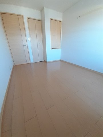 インノバーレジール富永の寝室|クローゼット付の寝室です☆